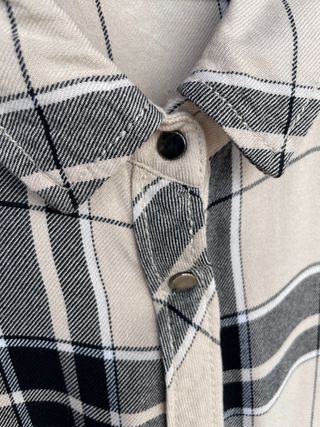 CAMISA ESTILO ESCOCÉS CON DETALLE PERLITAS