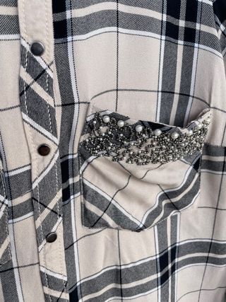 CAMISA ESTILO ESCOCÉS CON DETALLE PERLITAS