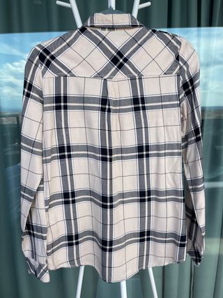 CAMISA ESTILO ESCOCÉS CON DETALLE PERLITAS