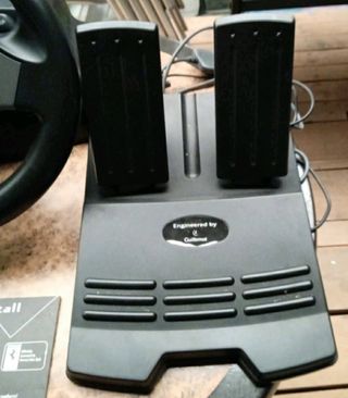 Volante y pedales Ferrari para PlayStation