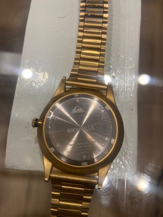reloj dorado Quiksilver