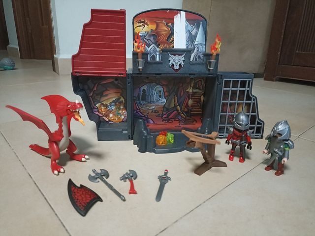 Cofre de Playmobil la guarida del dragón.