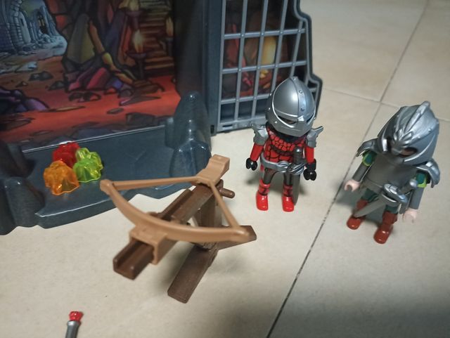 Cofre de Playmobil la guarida del dragón.