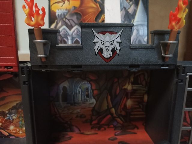 Cofre de Playmobil la guarida del dragón.