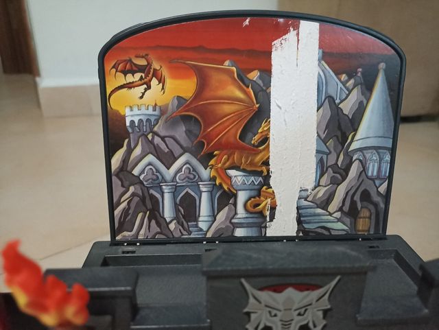 Cofre de Playmobil la guarida del dragón.