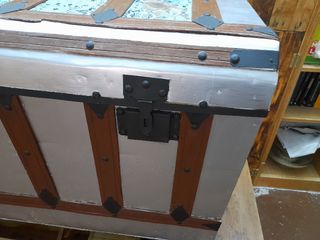 Baul antiguo chapa y madera