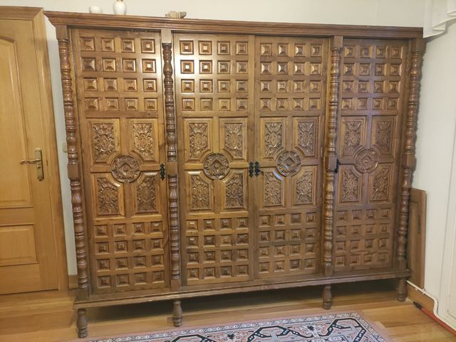 Armario antiguo tallado