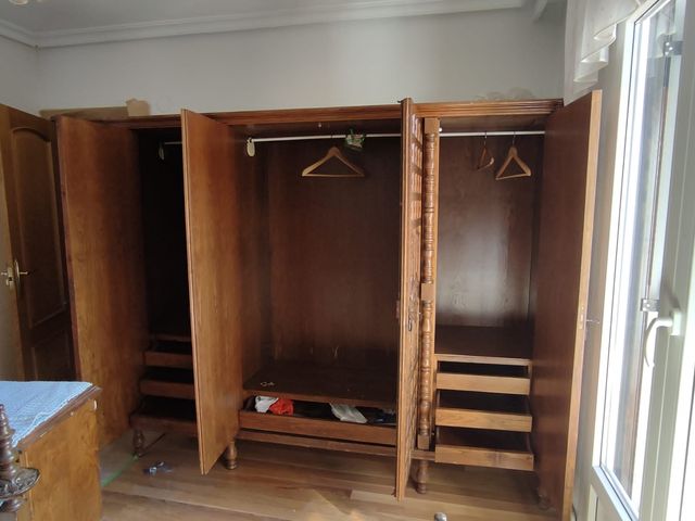 Armario antiguo tallado