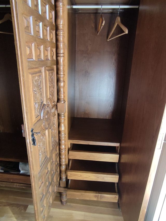 Armario antiguo tallado