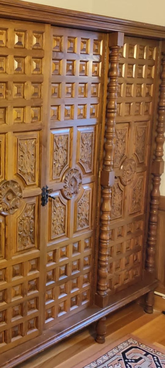 Armario antiguo tallado
