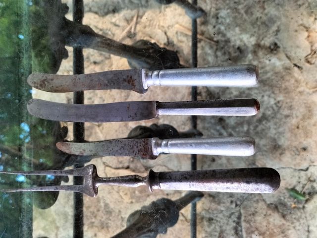 Varios cuchillos antiguos y tenedor.