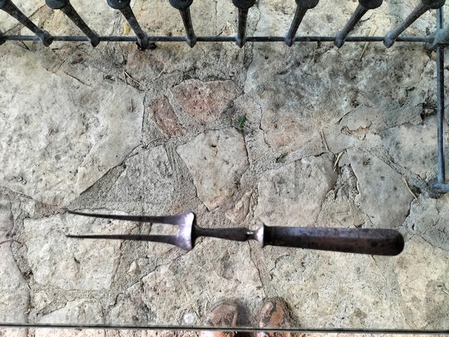 Varios cuchillos antiguos y tenedor.