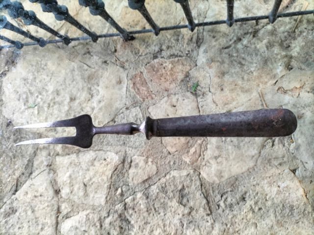 Varios cuchillos antiguos y tenedor.