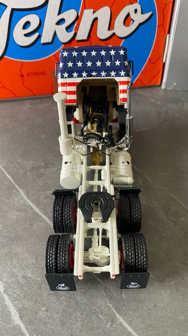 Tekno 1/50 Mack F700