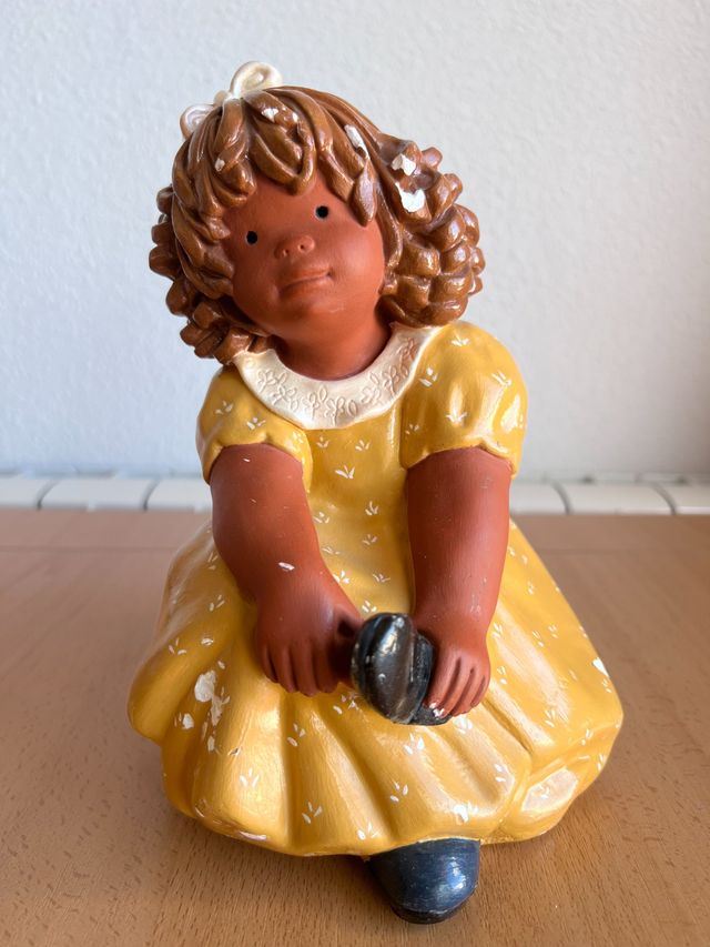 FIGURA ESCAYOLA VINTAGE NIÑA COGIENDOSE EL ZAPATO