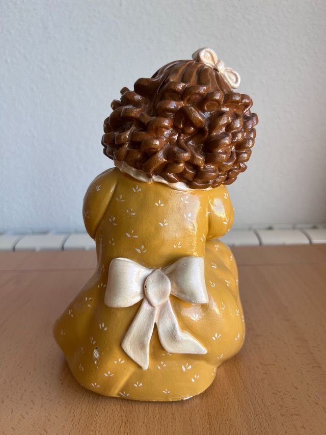 FIGURA ESCAYOLA VINTAGE NIÑA COGIENDOSE EL ZAPATO