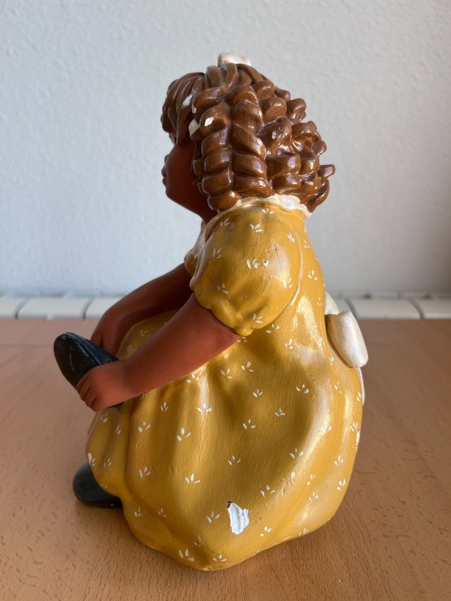 FIGURA ESCAYOLA VINTAGE NIÑA COGIENDOSE EL ZAPATO