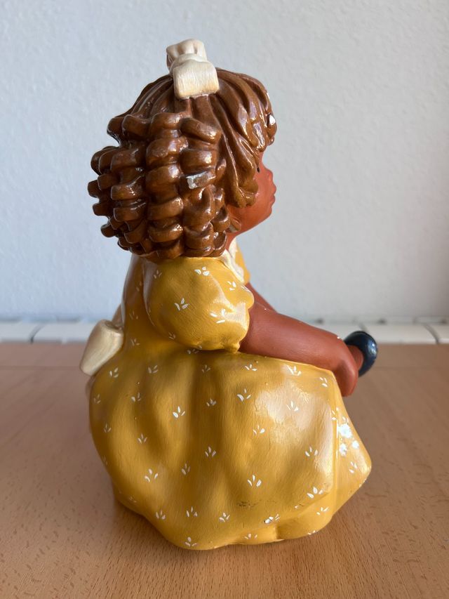 FIGURA ESCAYOLA VINTAGE NIÑA COGIENDOSE EL ZAPATO