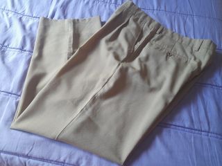 Pantalón beige de hombre.