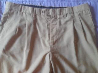 Pantalón beige de hombre.