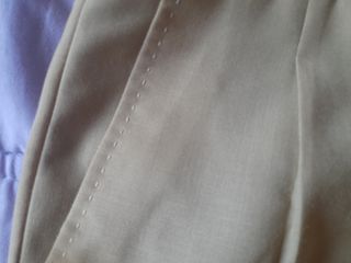 Pantalón beige de hombre.