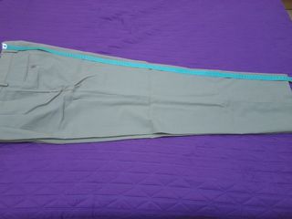 Pantalón beige de hombre.
