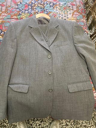traje gris