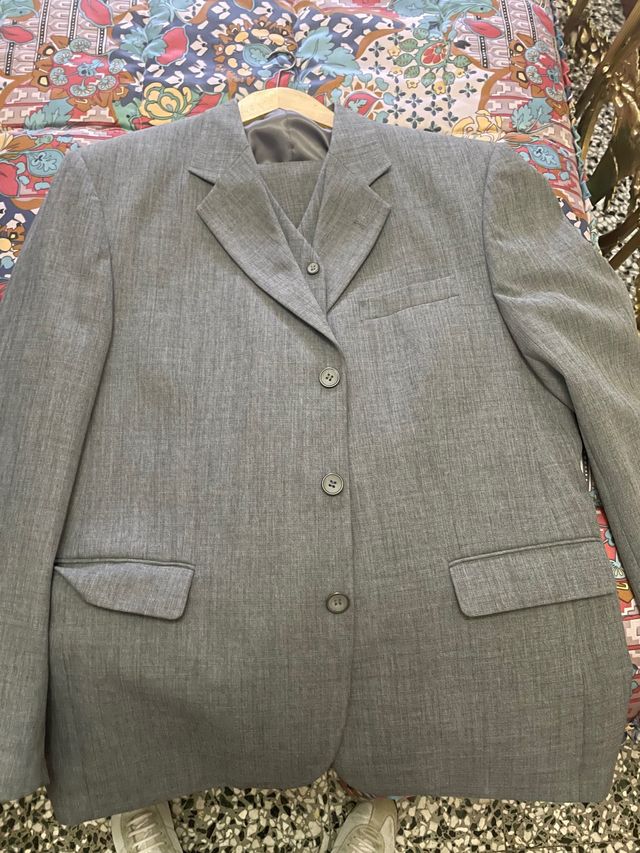 traje gris