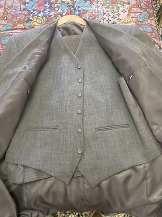traje gris