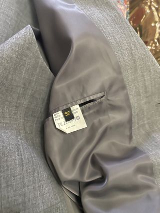 traje gris