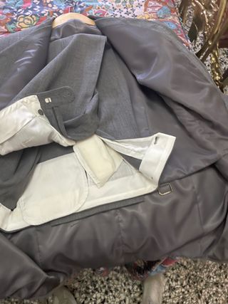traje gris