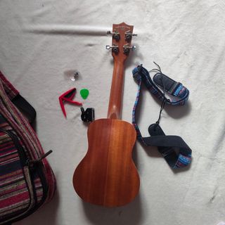 Ukelele con accesorios