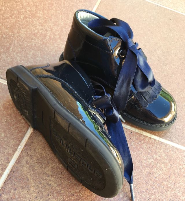 Botín  charol azul marino / cordón y lazo