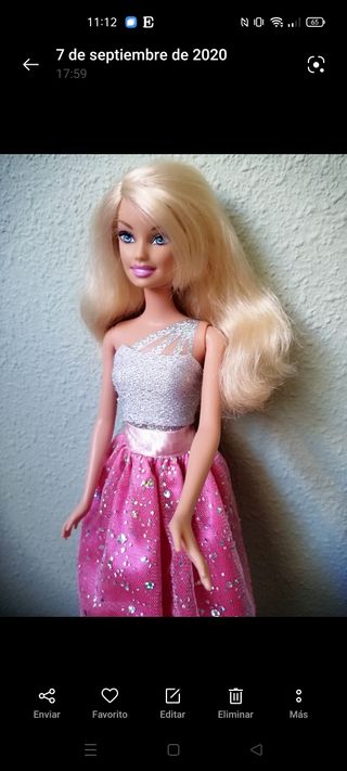 Muñeca Barbie pasea a su perro