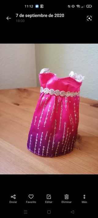 Muñeca Barbie pasea a su perro