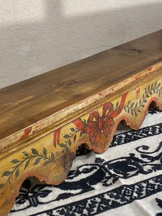 Antiguo estante o balda policromada