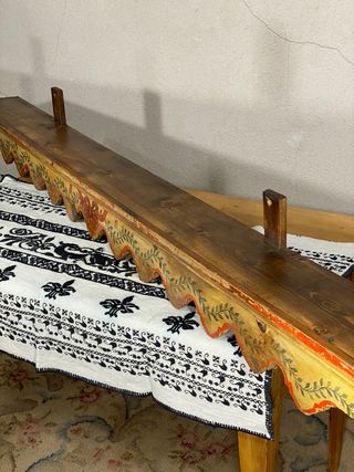 Antiguo estante o balda policromada