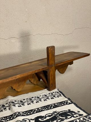 Antiguo estante o balda policromada