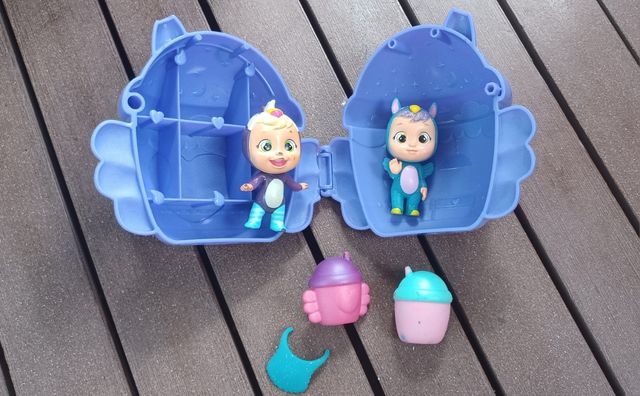 Bebés  llorones y casita