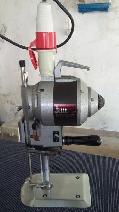 Tesoura Vertical KM para Corte Têxtil