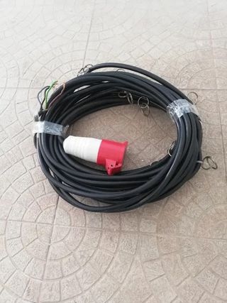 Tesoura Vertical KM para Corte Têxtil