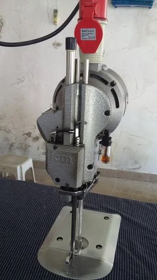 Tesoura Vertical KM para Corte Têxtil
