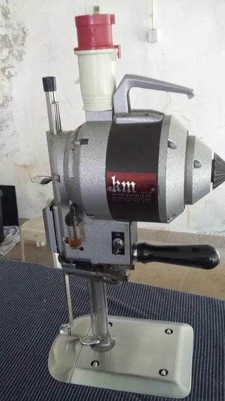 Tesoura Vertical KM para Corte Têxtil