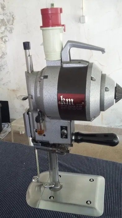 Tesoura Vertical KM para Corte Têxtil