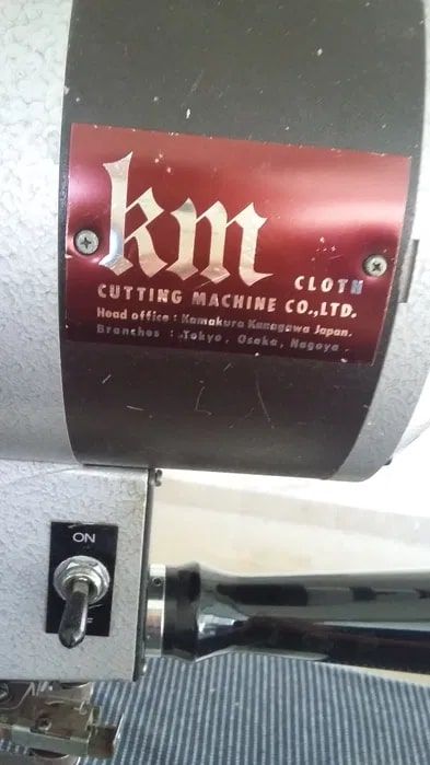 Tesoura Vertical KM para Corte Têxtil