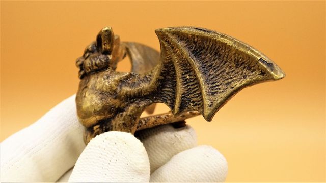 Antiguas figuras murciélagos de bronce