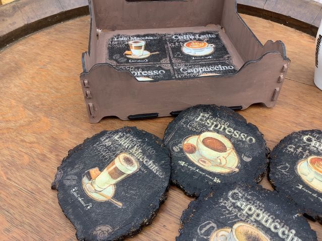 Posavasos decorados a mano con rodajas de pino