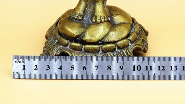 Figura de bronce de mujer