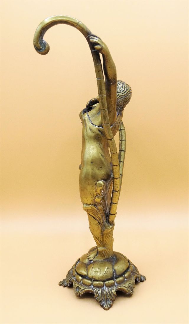 Figura de bronce de mujer