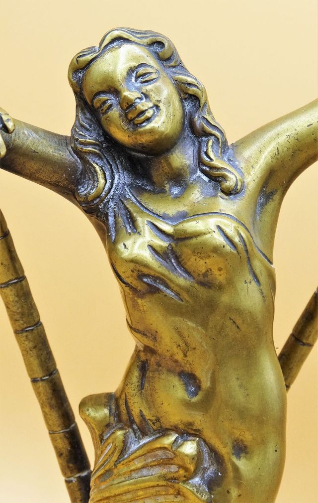Figura de bronce de mujer